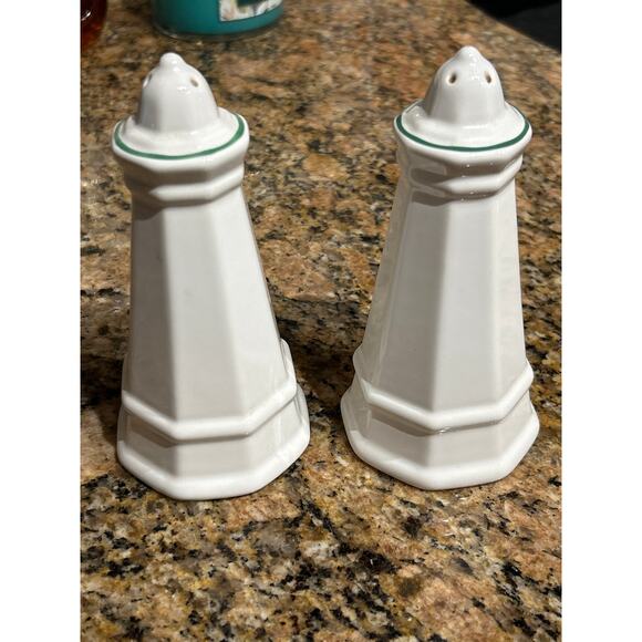 Pfaltzgraff Christmas Heritage Salt and Pepper Shakers - Picture 2 of 5